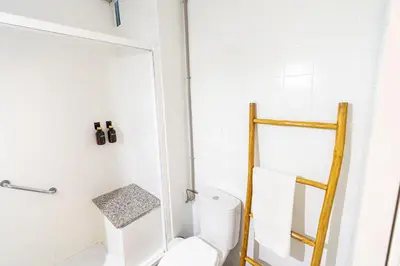 Un baño de Avenida Principal muy cerca de la playa - By Aloha Palma