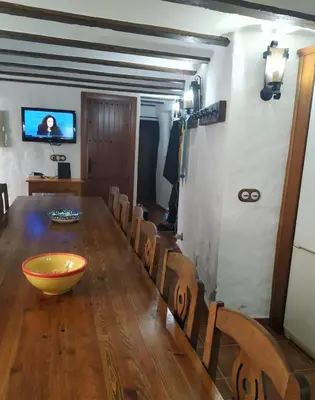 Una televisión o centro de entretenimiento en Casa Cueva, Cuevas del Emir