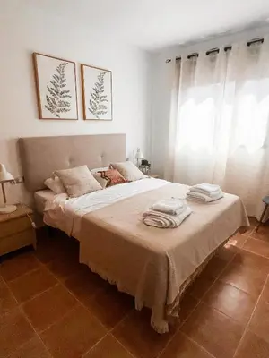 Cama o camas de una habitación en Apartamento con acogedora terraza