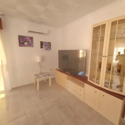 Una televisión o centro de entretenimiento en Sol y Mar
