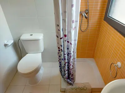 Un baño de Ático Alborania I con gran terraza, aparcamiento, vistas al valle, entre el mar y el desierto