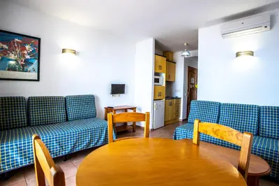 Una televisión o centro de entretenimiento en Hotel Apartamentos Mojácar Beach