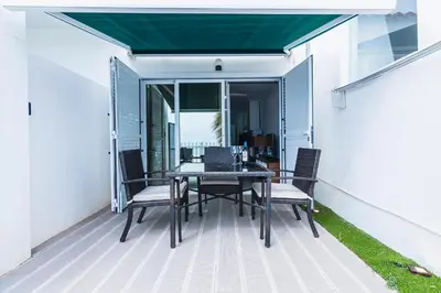 Un balcón o terraza de Apartamento con terraza a pie de playa en Mojacar