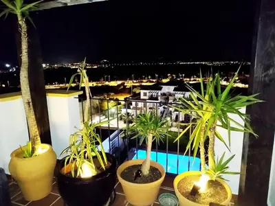 Un balcón o terraza de Ático premium con vistas al mar y a la laguna del Salar