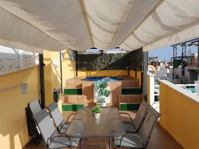 Un balcón o terraza de Preciso atico con jacuzzi en Laguna Beach