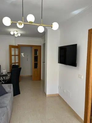 Una televisión o centro de entretenimiento en Piso acogedor con vistas al mar