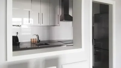 Una cocina o zona de cocina en Apartamento a 200 m del mar con piscina y padel
