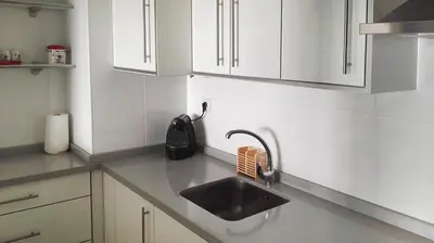 Una cocina o zona de cocina en Apartamento a 200 m del mar con piscina y padel