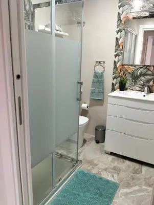 Un baño de APARTAMENTO SOL - 2 apartamentos céntricos juntos cerca de la playa, ideales para grupos grandes