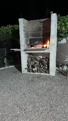 Barbacoa disponible para clientes en la casa o chalet