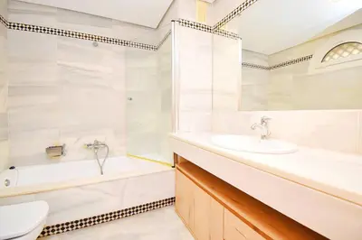 Un baño de Expoholidays - Galeon 46 Puerto Deportivo
