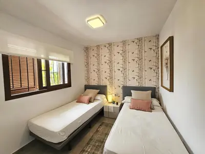 Cama o camas de una habitación en Apartamento encantador con piscina compartida a 500m de la playa - ES-376-16