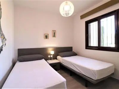 Cama o camas de una habitación en Apartamento familiar 3 dormitorios cerca de la playa - ES-376-32