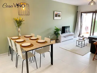 Una televisión o centro de entretenimiento en Moderno apartamento de 2 hab en San Juan de los Terreros con Internet - ES-376-35