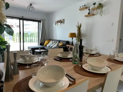 Bebidas en Apartamento moderno cerca de la playa, aire acondicionado, 2 dormitorios, jardín común - ES-376-18