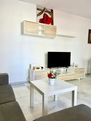 Una televisión o centro de entretenimiento en Expoholidays - Coqueto apartamento Puerto Deportivo