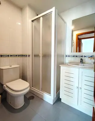 Un baño de Oliveros Playa Suites, terraza exclusiva con vistas al mar