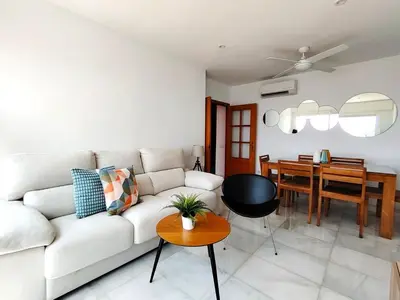 Zona de estar de Oliveros Playa Suites, terraza exclusiva con vistas al mar