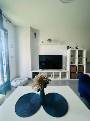 Una televisión o centro de entretenimiento en Atico a 10 minutos andando a la playa