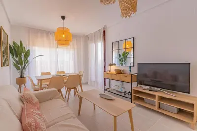 Una televisión o centro de entretenimiento en Relax, Terrace & Pool - 5 Min Walk to the Beach
