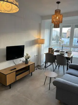 Una televisión o centro de entretenimiento en centro, playa 3 habitaciones 4 personas