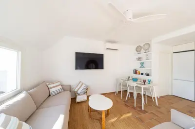 Una televisión o centro de entretenimiento en Bahía Sol
