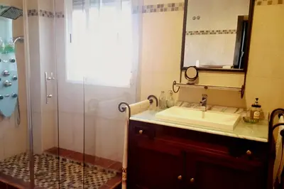 Un baño de Casa para disfrutar de ella y su entorno