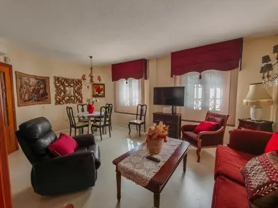 Una televisión o centro de entretenimiento en TrendyHomes Villa Los Aros