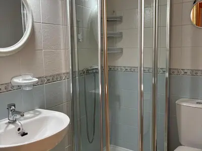 Un baño de Inviting holiday home with pool