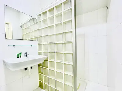 Un baño de Mountain-View Apartment by Sea