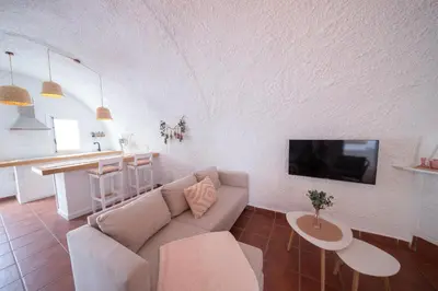 Una televisión o centro de entretenimiento en Complejo Rural Reflejo del Negratín
