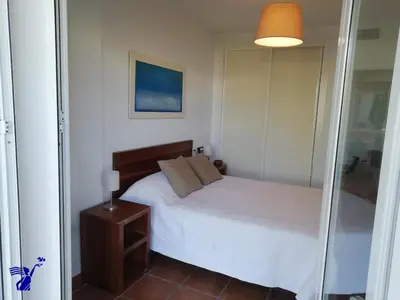 Cama o camas de una habitación en Ground floor apt with terrace in front of the pool