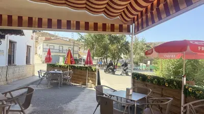 Un restaurante o sitio para comer en HOTEL LOS GUILOS