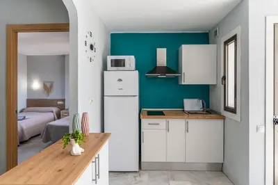 Una cocina o zona de cocina en Acogedor apartamento con piscina y terraza, cerca del mar