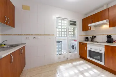 Una cocina o zona de cocina en AlmeriaSuite Palm Beach Apartments