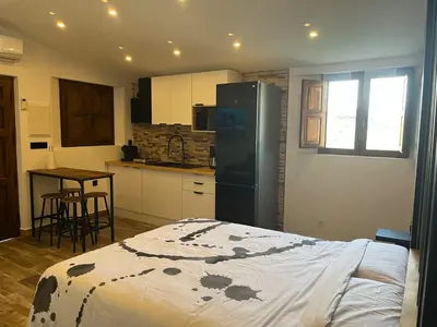 Una cocina o zona de cocina en Aventura el Bombón, Cabaña Wellness con Sauna y Ritual de Hielo en Cabo de Gata
