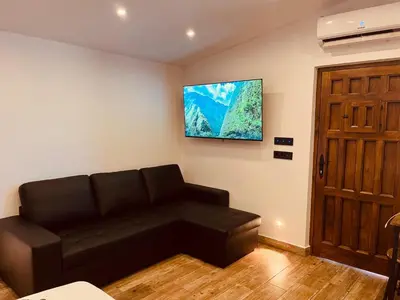 Una televisión o centro de entretenimiento en Aventura el Bombón, Cabaña Wellness con Sauna y Ritual de Hielo en Cabo de Gata