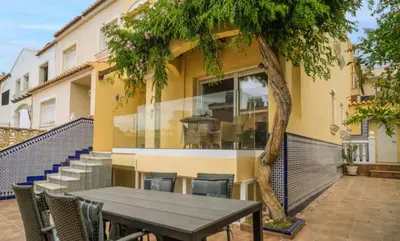 Un balcón o terraza de Spacious Modern Family House with sea view - Aguadulce Almeria