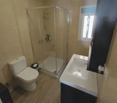 Un baño de Spacious Modern Family House with sea view - Aguadulce Almeria
