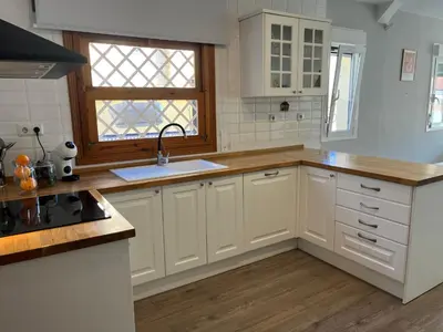 Una cocina o zona de cocina en Spacious Modern Family House with sea view - Aguadulce Almeria