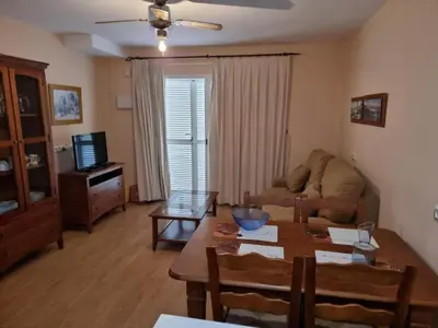 Una televisión o centro de entretenimiento en Beachfront apartment in Nautrist Resort