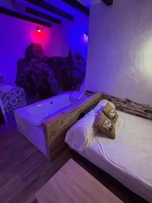 Cama o camas de una habitación en El Tumbao con romántica bañera de hidromasaje para dos