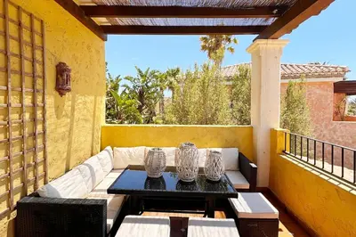 Un balcón o terraza de 4BR Luxe Villa Pool & Golf Views