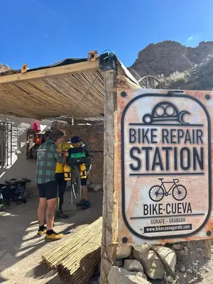 Certificado, premio, señal o documento que está expuesto en Bike Cueva - Badlands