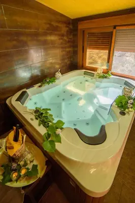 Plano de Holiday Home Das Upside Down House mit Whirlpool-Badewanne by Interhome