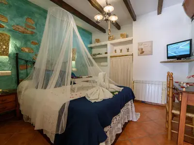 Cama o camas de una habitación en Holiday Home Das Upside Down House mit Whirlpool-Badewanne by Interhome