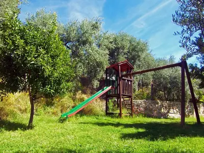 Zona de juegos infantil en Holiday Home Gemütliches Haus mit toller Aussicht by Interhome