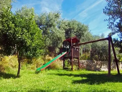 Zona de juegos infantil en Holiday Home Gemütliches Haus in Anlage mit Pool und Garten by Interhome