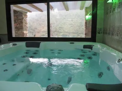 Plano de Holiday Home Haus mit integrierter Felswand und Jacuzzi by Interhome