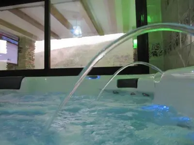 Plano de Holiday Home Haus mit integrierter Felswand und Jacuzzi by Interhome